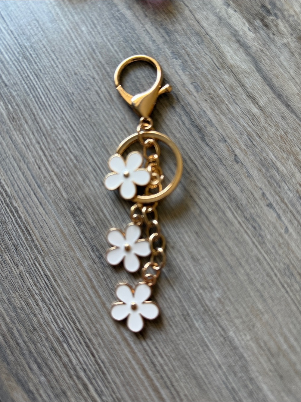 ❤️ free with purchase❤️Gold-tone White Flower Charm Keychain